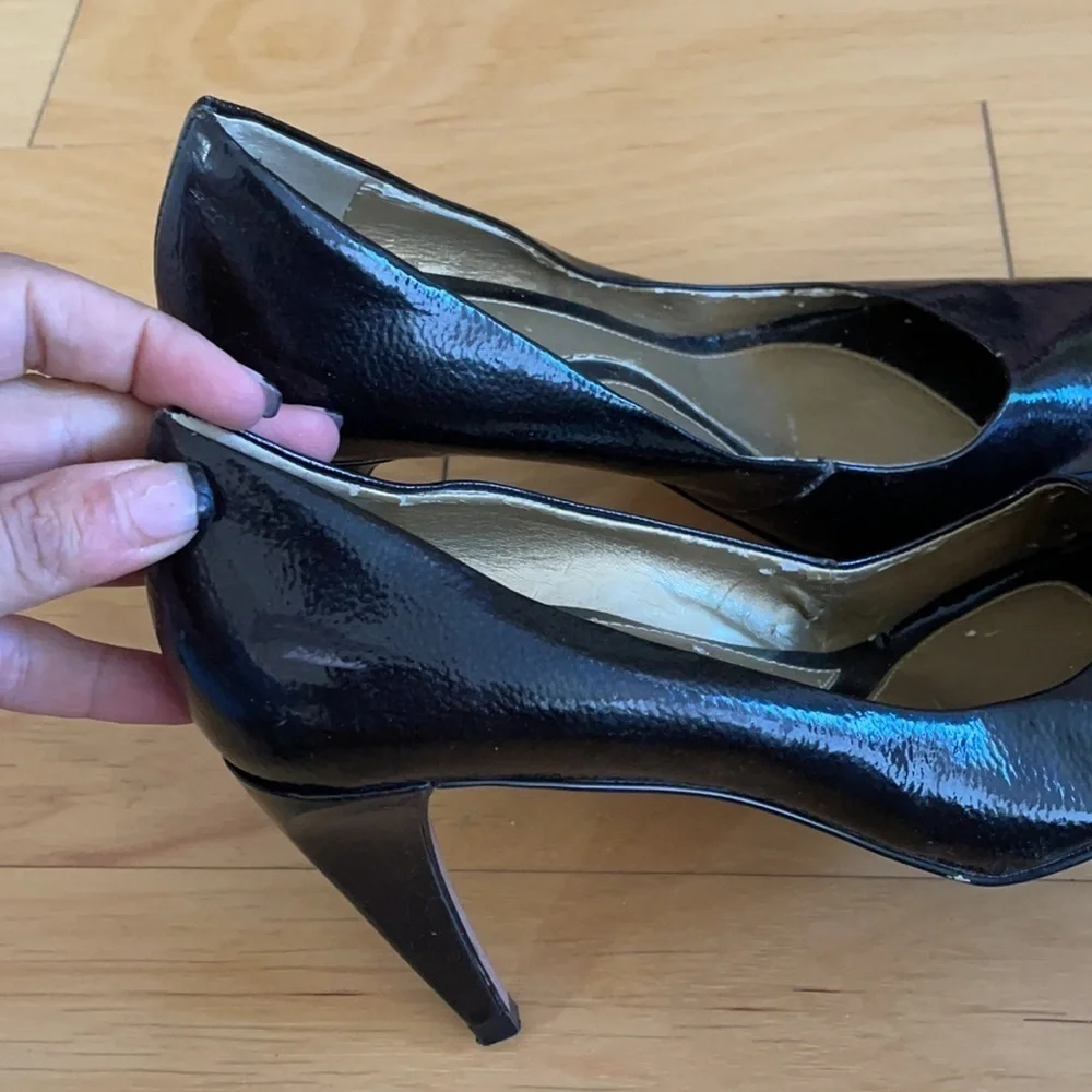Tahari Malka black pointy toe heel